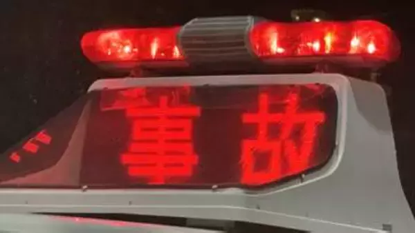 国道でカーブを直進するように反対車線を越える　軽自動車がガードパイプに衝突　86歳男性が出血性ショックで死亡