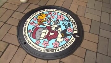 「聖地巡礼」を期待　アニメ映画「サマーウォーズ」をデザインしたマンホールのふたを上田市の商店街に設置