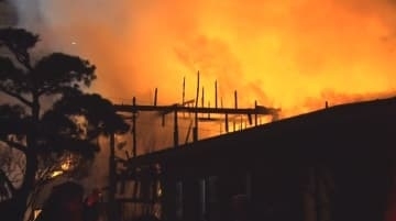 住宅3棟が焼ける火事「電気ストーブを使っていて、近くのものに火がついた」　火元の住宅の男性が顔にやけどを負い搬送