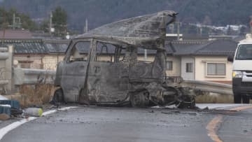 車4台が絡む事故で1台炎上　1人死亡　遺体の身元は33歳男性と判明　死因は焼死　軽自動車がセンターラインを越えクレーン車と衝突　路面凍結でスリップか