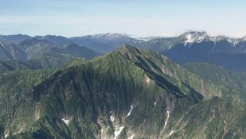 北アルプス鹿島槍ヶ岳の南で東京の48歳男性が転倒し救助要請　救助され約6時間後に山小屋に　左足を負傷の模様