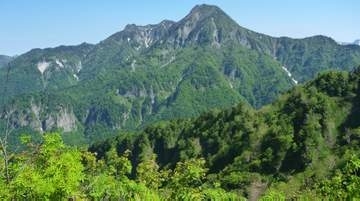 岩場を数十メートル滑落か　京都市の53歳男性が死亡　戸隠連峰の高妻山に向かう登山道から落ちる　現場は一枚岩の鎖場の難所　他の登山者が目撃して警察に通報　長野県内の山岳で遭難が相次ぐ