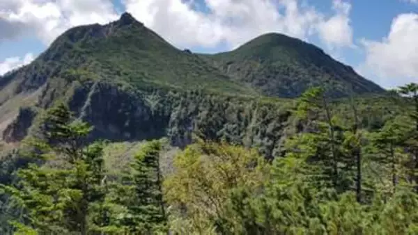 27歳男性が下山中に転倒し救助　右足骨折で重傷の模様　八ヶ岳連峰の天狗岳付近　山小屋に宿泊するも痛みが改善せず本人が通報　警察と消防が救助し、病院に搬送　長野