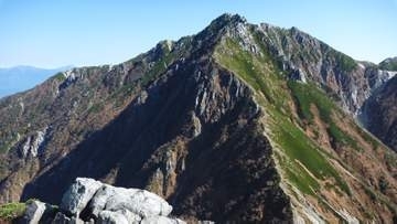 岩場を登っていて肩をけが　下山中に別の登山者が痛みに気付き救助要請　東京都立川市の59歳男性を救助　長野県内で山岳遭難相次ぐ　3人が死亡