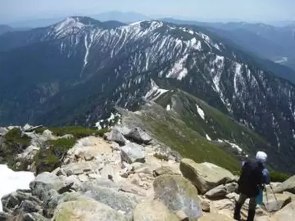 約25メートル滑落　北ア蝶ヶ岳からの下山途中に転倒　東京の60歳男性をヘリで救助　左腕を負傷か　同行者が通報