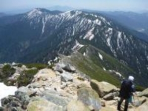 約25メートル滑落　北ア蝶ヶ岳からの下山途中に転倒　東京の60歳男性をヘリで救助　左腕を負傷か　同行者が通報