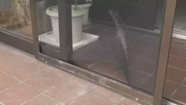 クマが網戸を破って住宅に侵入か　住民「びっくり、鉢合わせにならなくて よかった」　物音がして玄関へ行くと、廊下に足跡、泥で汚れた網戸　長野・松川村で目撃相次ぐ