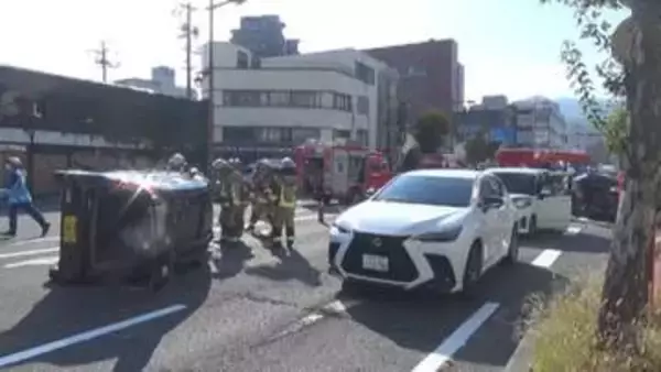 一時騒然…長野市の中心市街地で車4台絡む事故　10歳未満の男児2人含む計5人搬送　「車1台から人が脱出できない」と通報