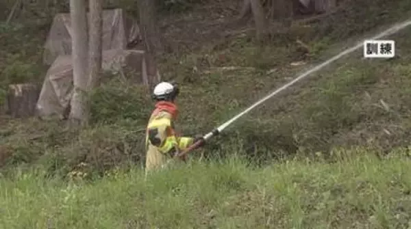 長野県内でも林野火災が倍増　長和町で消防が訓練　ミキサー車で給水、ドローン活用も