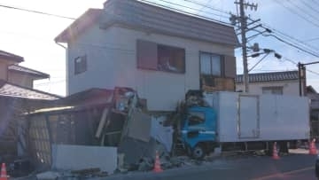 トラックが住宅に突っ込む　運転手の43歳けが　交差点で車と衝突…事故の弾みで空き家に突っ込む　長野市