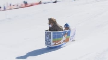 霧ヶ峰スキー場で「ソリ人間コンテスト」　オリジナルのソリの独創性や滑走中のパフォーマンスなど競う　長野・諏訪市