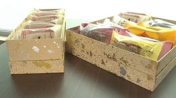 物価高で「菓子箱」をリユース　創業100年超の老舗　客が持ち込んだ空箱に再び菓子を詰め販売　材料や包装資材の高騰「ちいずくっきぃ」は11円、箱は50円値上げ　再利用で箱代かからず「客の負担減らしたい」