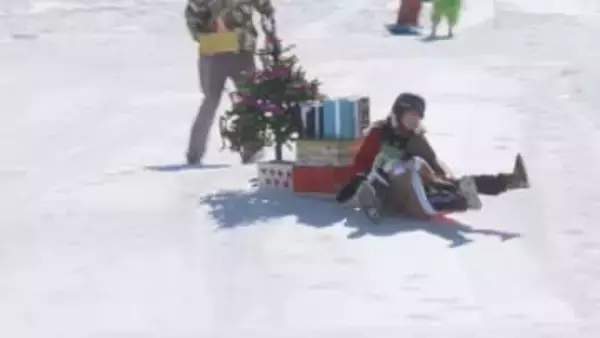 クリスマスツリーや大谷＆デコピンが雪上を滑る　ビール缶やカップ麺も　スキー場で仮装ソリのコンテスト　青空のもと「ゆる～く」楽しむ