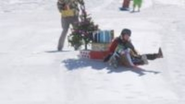 クリスマスツリーや大谷＆デコピンが雪上を滑る　ビール缶やカップ麺も　スキー場で仮装ソリのコンテスト　青空のもと「ゆる～く」楽しむ