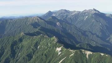 「痛くて歩けない」ヘリコプターで山梨県の59歳女性を救助　北アルプス燕岳で下山中に転倒　足の骨折で重傷　長野県内で山岳遭難相次ぐ　3人が死亡