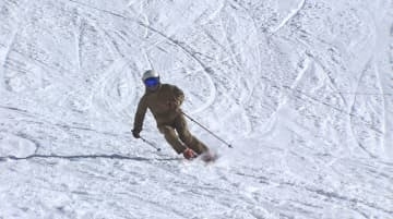 「最高！」青空の下で初滑り　長野・小谷村のスキー場がオープン　人工降雪機も使い積雪50センチの1コース　雪質好評　全面オープンは12月中旬の予定