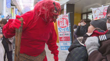 泣き出す子どもも…長野市の権堂アーケードで鬼が練り歩く　2月3日は節分