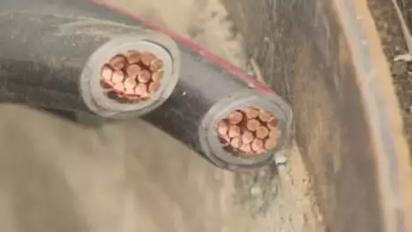 運動場の照明使えず…重さ550キロの銅線ケーブルを工具で切断　時価合計約141万円相当を盗んだ疑いでカンボジア国籍の男（30）を逮捕　長野・高山村