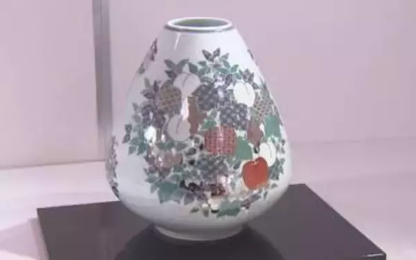 信州の果実を描いた作品も...　人間国宝・今泉今右衛門さんの有田焼の作品展始まる　「作品からにじみ出るものを感じて欲しい」