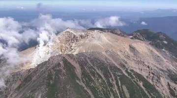 「負傷して歩けない」御嶽山から下山中に転倒　愛知県の60歳女性が遭難　県警ヘリで救助　左足骨折で重傷　20人パーティで入山
