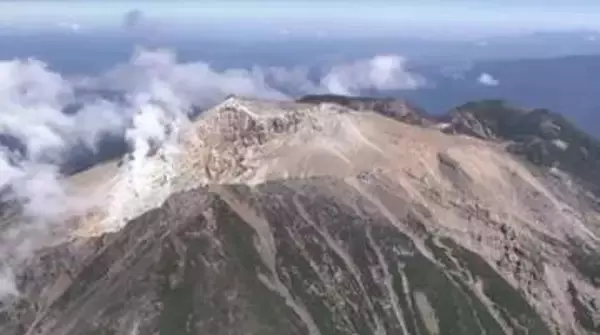 「負傷して歩けない」御嶽山から下山中に転倒　愛知県の60歳女性が遭難　県警ヘリで救助　左足骨折で重傷　20人パーティで入山