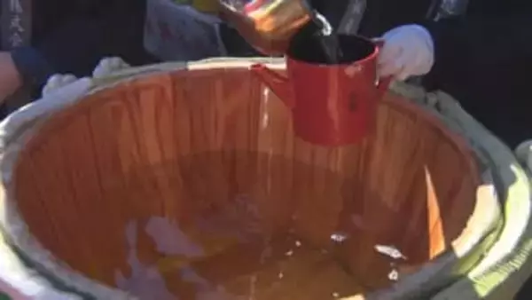 信州の酒蔵で新酒祭り　「フルーティーでおいしい」鏡開きの純米吟醸に舌鼓　日本酒ファンに振る舞いのイベント　真新しい杉玉も掛けられ