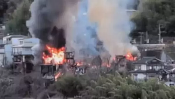 JR飯田線沿線で住宅など4棟燃える　一部列車に遅れ　電線にも延焼し一帯で電話不通に　NTTの復旧作業続く　火元の家に住む男性が軽いやけど