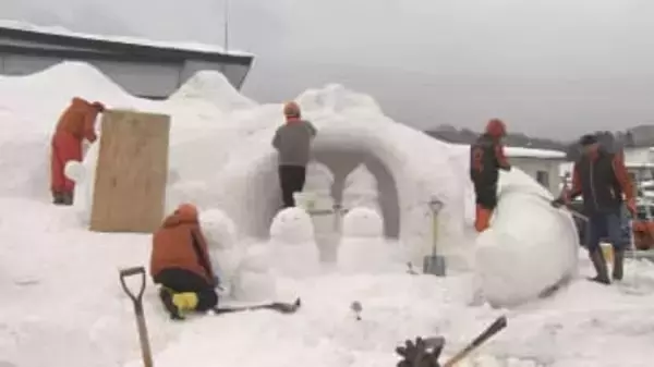 長野・飯山市で「いいやま雪まつり」　雪像12体が完成　「硬い…」締まった雪に苦労も　2月7日から