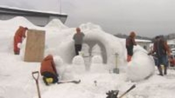 長野・飯山市で「いいやま雪まつり」　雪像12体が完成　「硬い…」締まった雪に苦労も　2月7日から