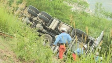 道路下にダンプカー転落　ドライバーの79歳男性が死亡