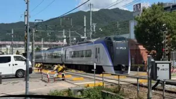 JR上諏訪駅のホームで特急あずさと女性が衝突　その場で死亡が確認　JR中央東線は小淵沢駅と塩尻駅の間の上下線で約2時間運転を見合わせ　部分運休や遅れなどで約2500人に影響