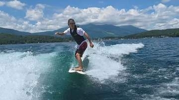 「寒いくらい涼しい」長野・野尻湖で“水上アクティビティ”　標高650ｍで波に乗って爽快　「180度レイクビュー」湖畔の絶景カフェ　旬の白桃たっぷり“そばワッフル”に手打ちそば「湖の風をゆっくり感じて」