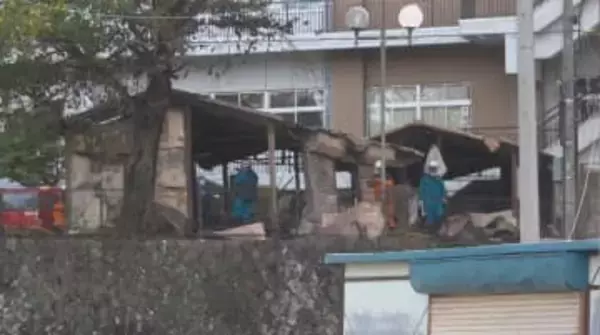 「学校の建物が燃えている」　未明に中学校の倉庫を全焼　運動会用の道具など焼く　校舎に電気が送れず学校は4日から3日間休校に