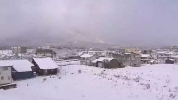 一面真っ白　長野県信濃町で14センチの積雪　住民は雪かきに追われる