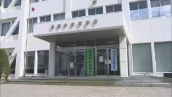 踏切内で軽トラックと列車が衝突　74歳女性が重傷　列車は約1時間45分停止　現場は遮断機と警報器が設置されている踏切