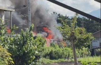 「住宅が燃えている」　日曜の朝火事で木造平屋建ての1棟を全焼　けが人や逃げ遅れた人は無し