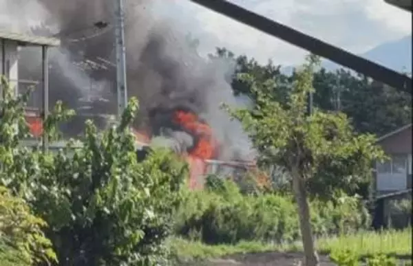 「住宅が燃えている」　日曜の朝火事で木造平屋建ての1棟を全焼　けが人や逃げ遅れた人は無し