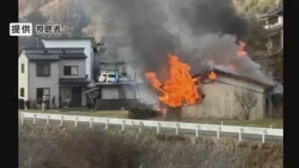 朝火事で住宅1棟が全焼、隣の住宅の壁も焼ける　住人を搬送　消防車など6台出動、約2時間後に鎮火