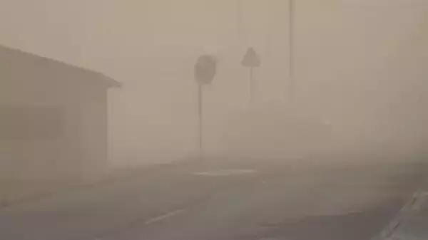「春の砂嵐」土ぼこりで視界が…長野県山形村、朝日村の周辺で「風食」が発生