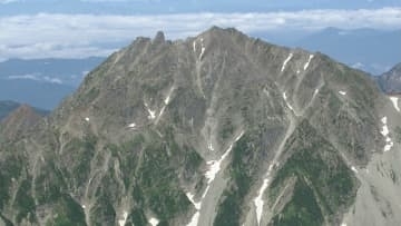 北アルプス奥穂高岳のザイテングラートで約30ｍ滑落　単独登山の東京都の75歳男性をヘリで救助　頭の骨を折るなど重傷