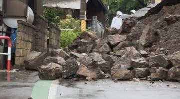 【台風情報】ダブル台風　長野県内は27日昼前にかけ激しい雨の所も　27日正午までの24時間降水量は北部80、中部120、南部150ミリ　諏訪の3時間雨量は6月の観測史上最大　石垣が通学路をふさぐ被害も