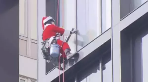 サンタとトナカイがビルの窓ふき　「上を向いて笑顔になって」　園児たちが応援！お礼にお菓子のプレゼント　長野市