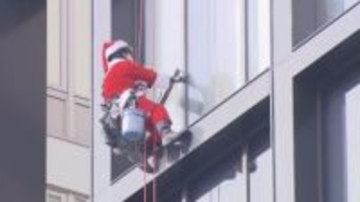 サンタとトナカイがビルの窓ふき　「上を向いて笑顔になって」　園児たちが応援！お礼にお菓子のプレゼント　長野市