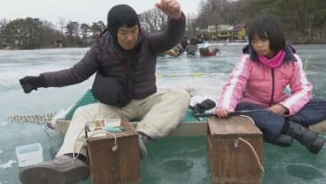 「氷上ワカサギ釣り」シーズン到来　連日、長野県小海町の松原湖に多くの釣り人　近くの旅館では無料で天ぷらにするサービス