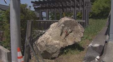 かなりのスピードで巨大な岩が住宅の車庫に直撃　山の斜面から長さ約2ｍ、幅約1.8ｍが…防犯カメラに車庫の屋根が崩れ落ちる様子　県が土のうや警報システムなど緊急対策　長野・松本市