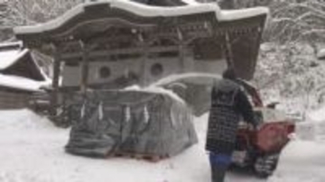 長野市の戸隠神社で「雪中酒」の仕込み　日本酒を雪に埋めて3カ月熟成、まろやかな味に　今年は雪が少なく境内からかき集めて「雪の蔵」に