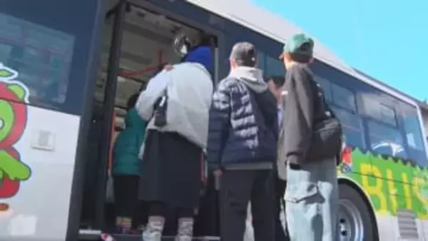 乗車待ちの列！EVバスのお披露目イベント　親子で乗り心地を体験「運行したら乗りたい」　重さ13トンの高速バス車体と綱引きも