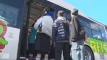 乗車待ちの列！EVバスのお披露目イベント　親子で乗り心地を体験「運行したら乗りたい」　重さ13トンの高速バス車体と綱引きも