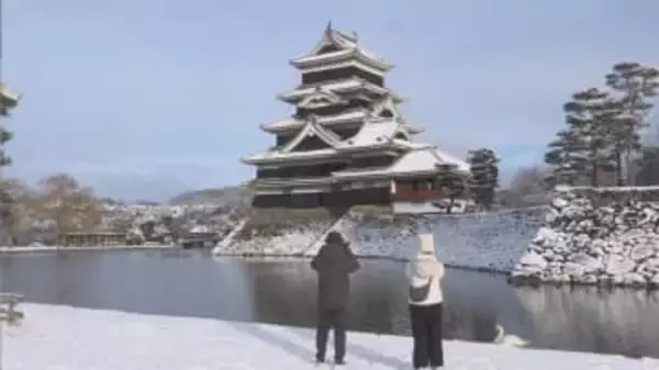 天守や石垣も白く…松本城も雪化粧　観光客「すごくきれい」　強い寒気で県南部にも積雪