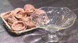 「“涼”を届ける素朴で優しい緑色の「胡桃ガラス」　作る窯は1150℃、工房は40℃「暑い方がやる気に」　工房に併設のカフェでは約20種類のかき氷やクリームソーダも作品の器で提供」の画像1